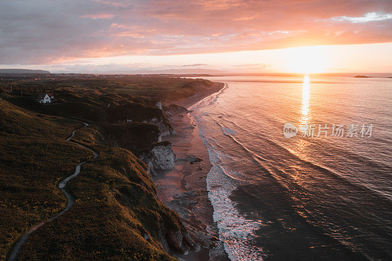 日落在波特拉什，海滩Co Antrim，北爱尔兰